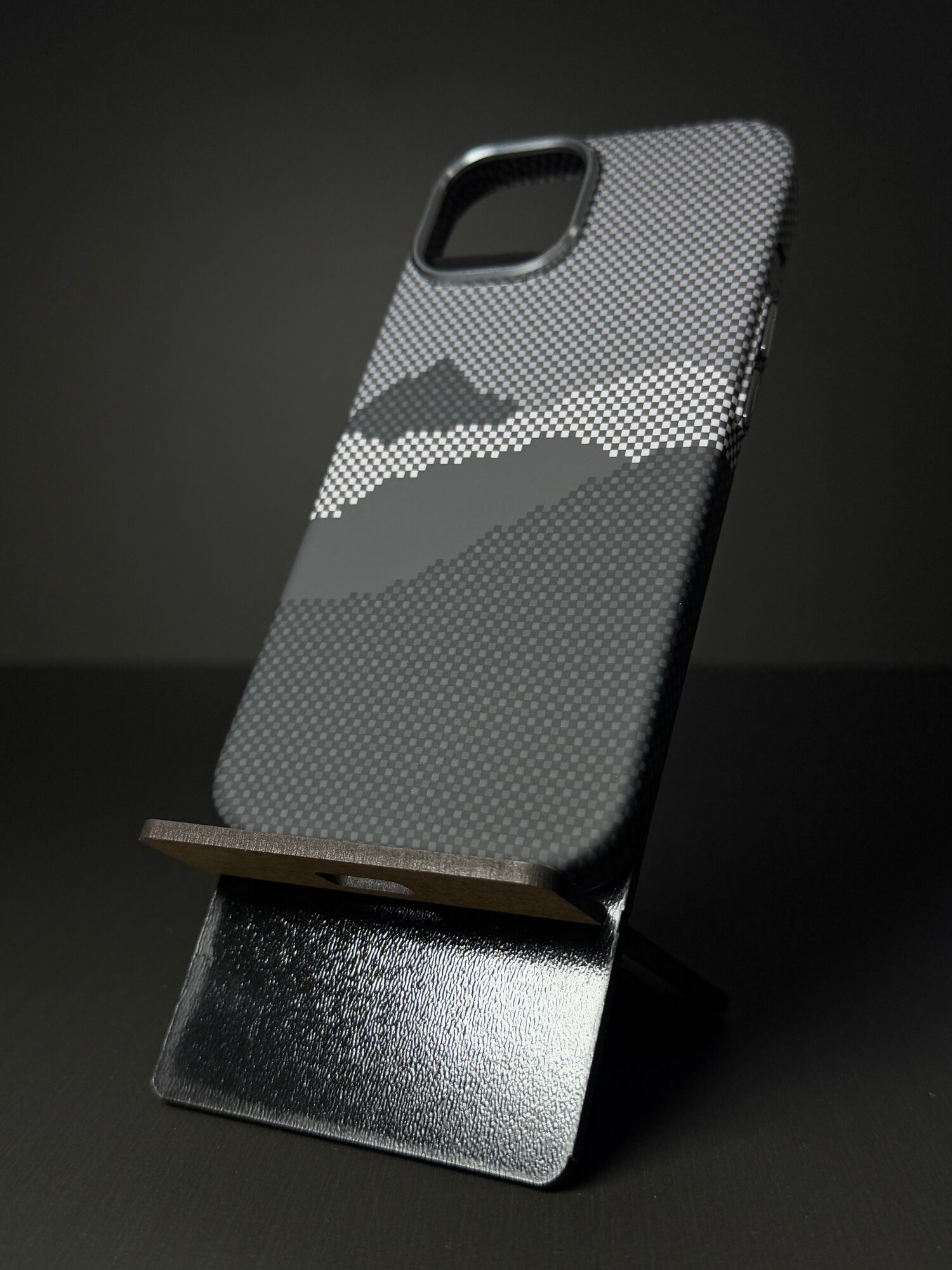 Чехол Айфон 15 с МагСейф из Кевлара / Case iPhone 15 с MagSafe Kevlar LUXO Life+, черная гора, карбоновый