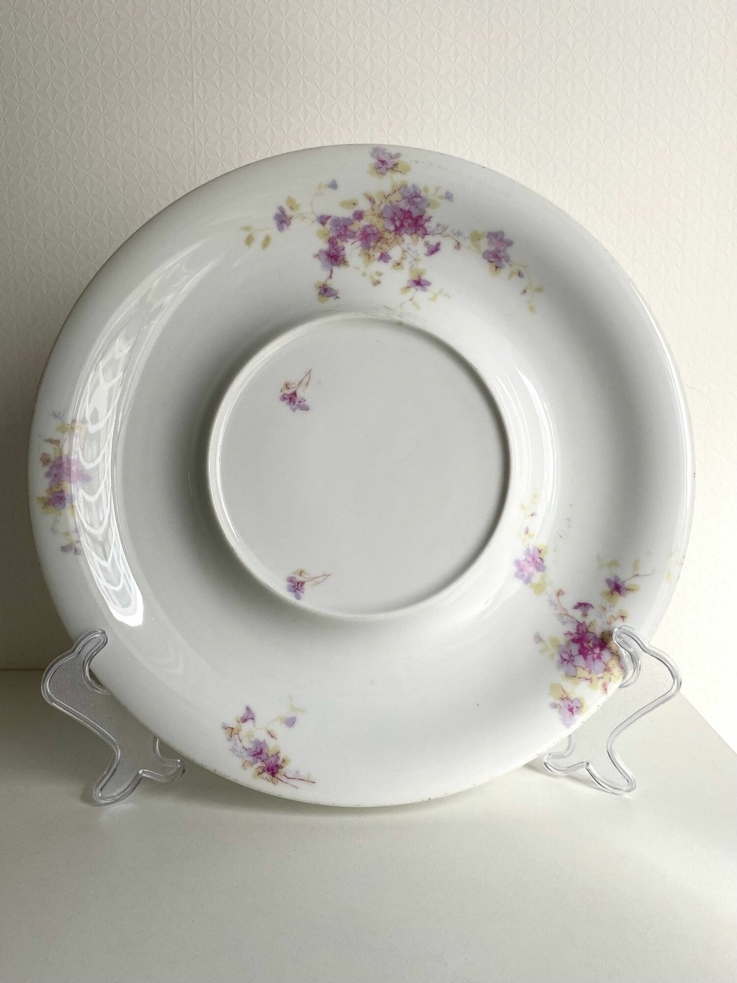 Блюдо под супницу "Цветы" Фарфор. Братья Корниловы. 1861-1884 г. Диаметр: 32.5 см. Диаметр под супницу: 15 см.