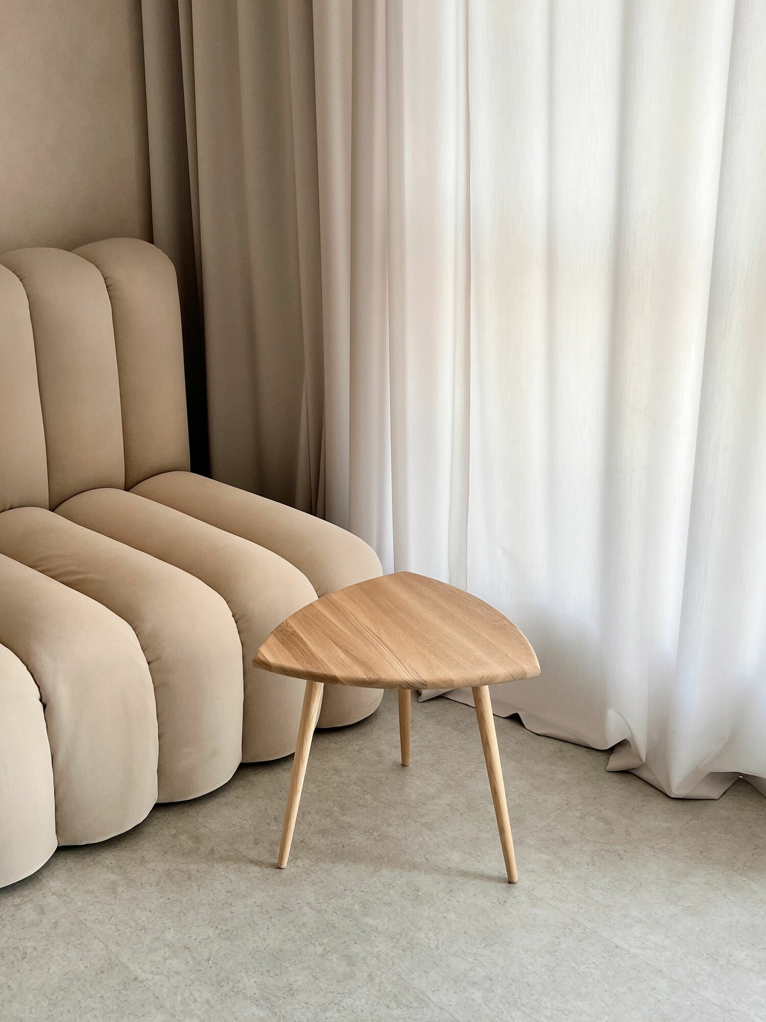 Деревянный журнальный столик из ясеня в скандинавском стиле треугольный DAPA Designs