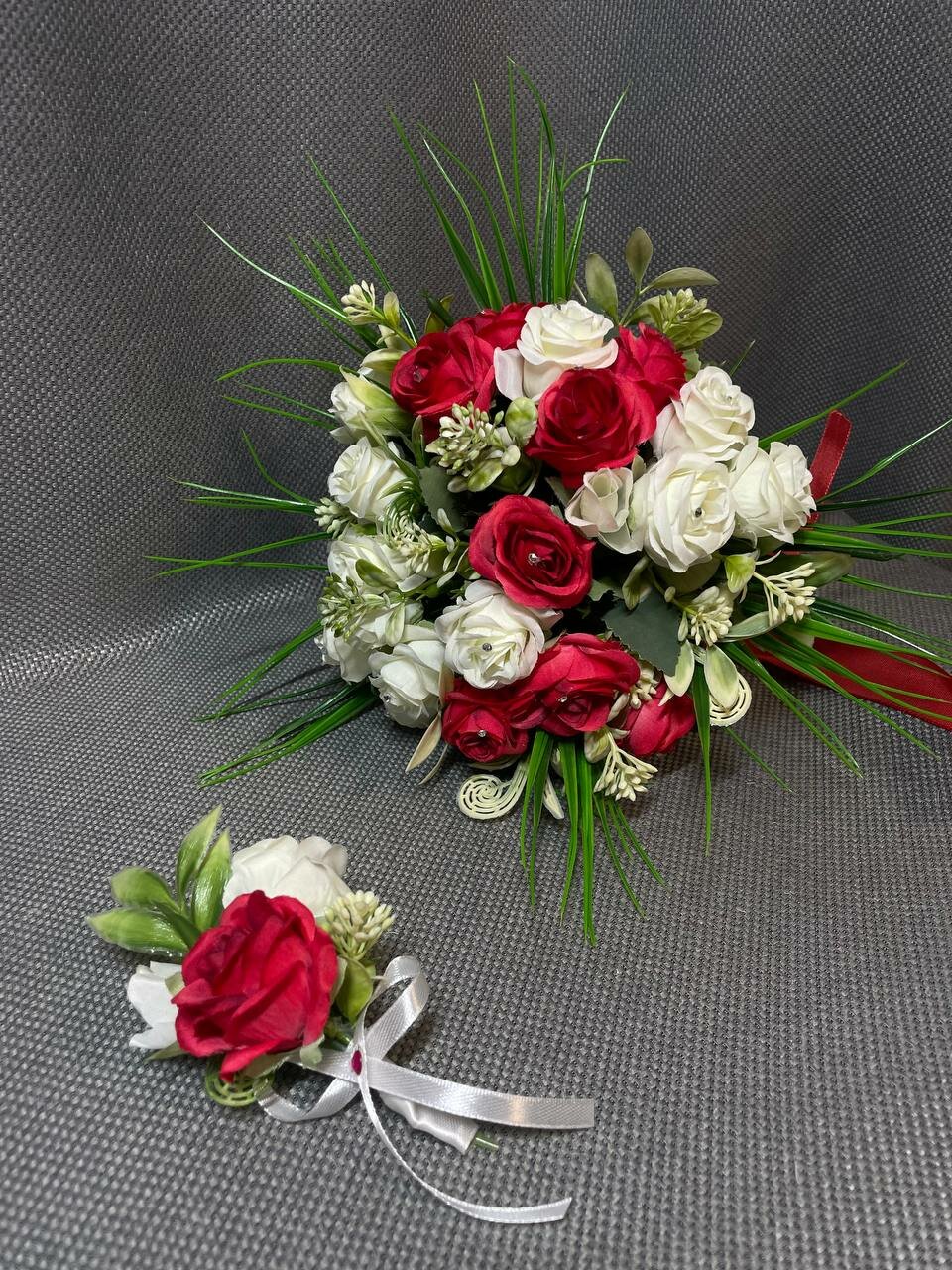 Свадебный букет " Розы любви и невинности" дублирующий букет невесты.