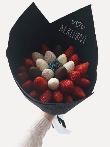 Изображение товара Подарочный букет Mklubni "Standart +", клубника в шоколаде со свежей клубникой
