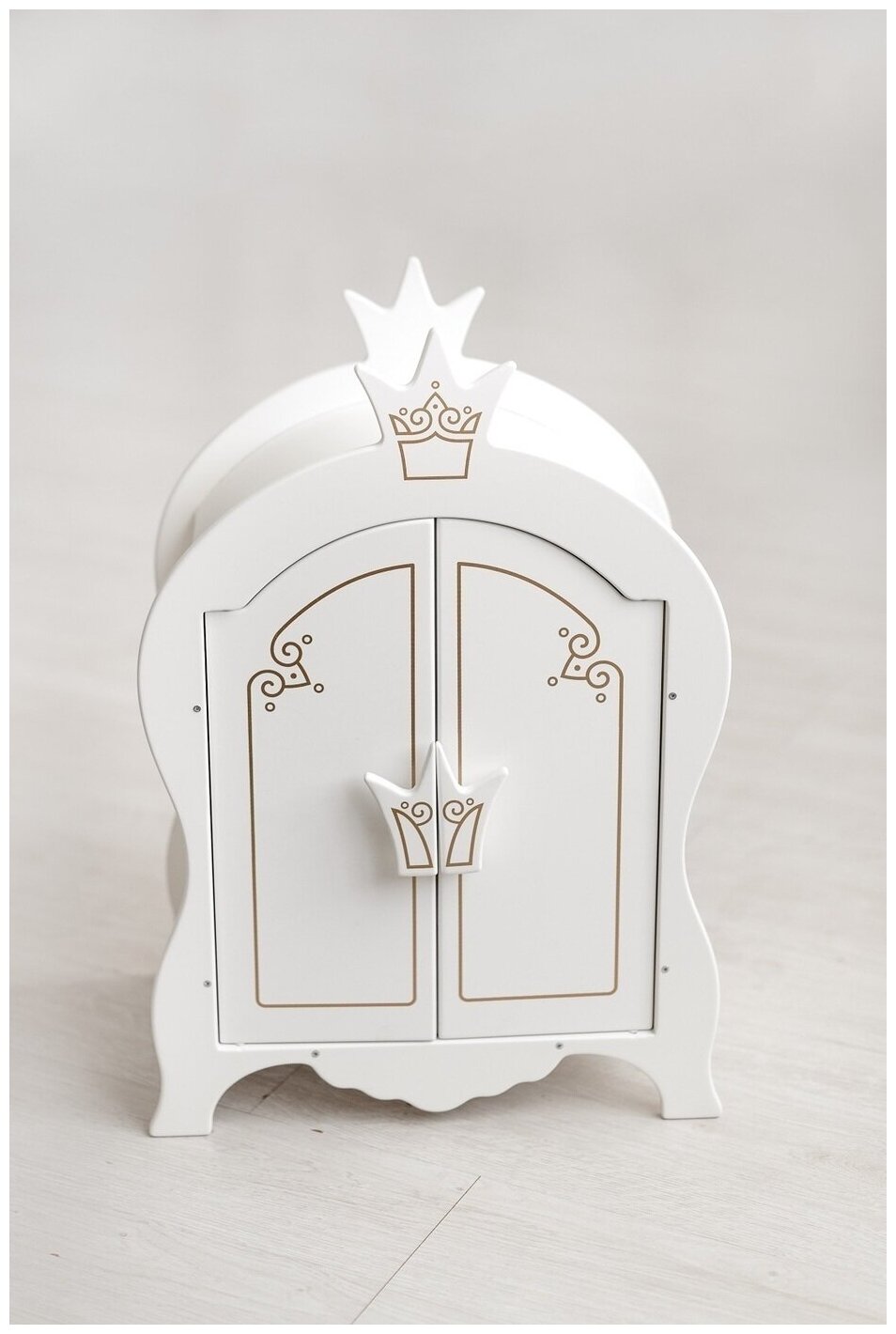 Шкаф из коллекции Shining Crown. Белоснежный шёлк