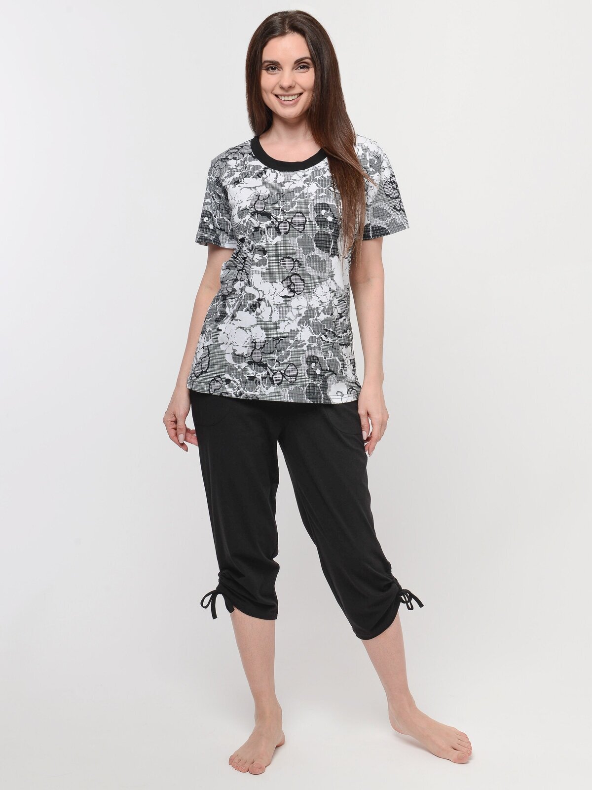 Пижама домашняя женская Алтекс футболка с бриджами черно-белая, размер 58 - фотография № 1