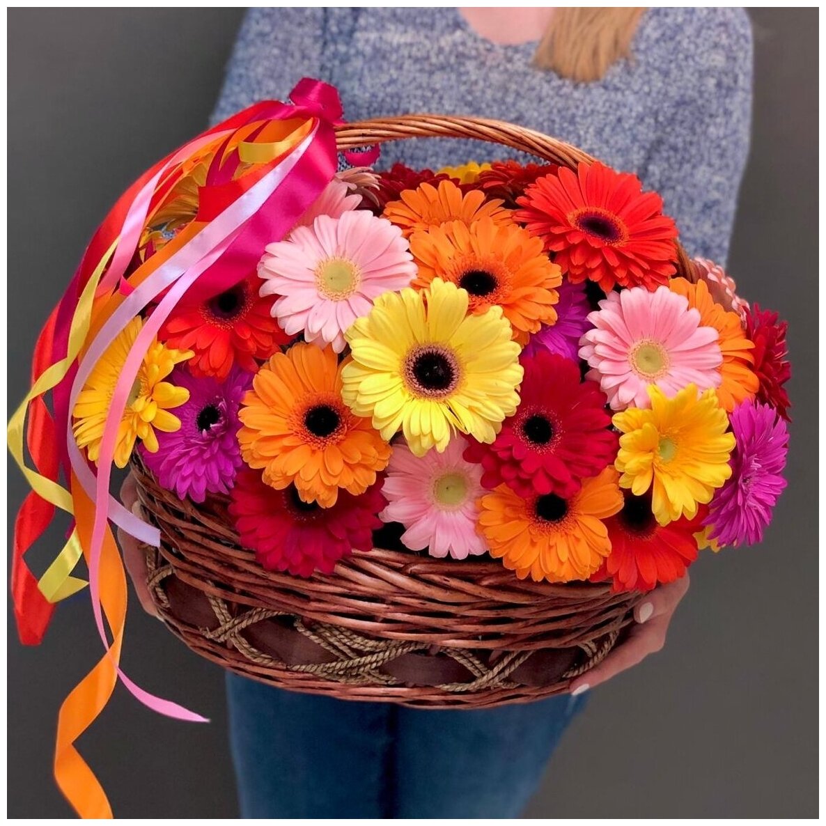 Букет Мегацвет24 "Гербера Микс" 51 цветок в корзине разноцветный