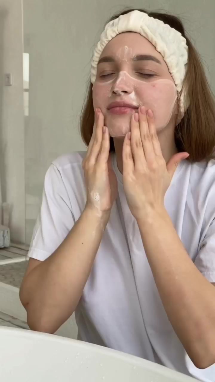 Пенка для умывания Tony Moly "Clean Dew", увлажняющая, питательная, 180 мл — фото 1