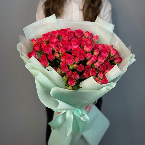 Изображение товара Букет из 15 кустовых ярко малиновых роз в стильной упаковке. «365 Поводов» - живые цветы с доставкой