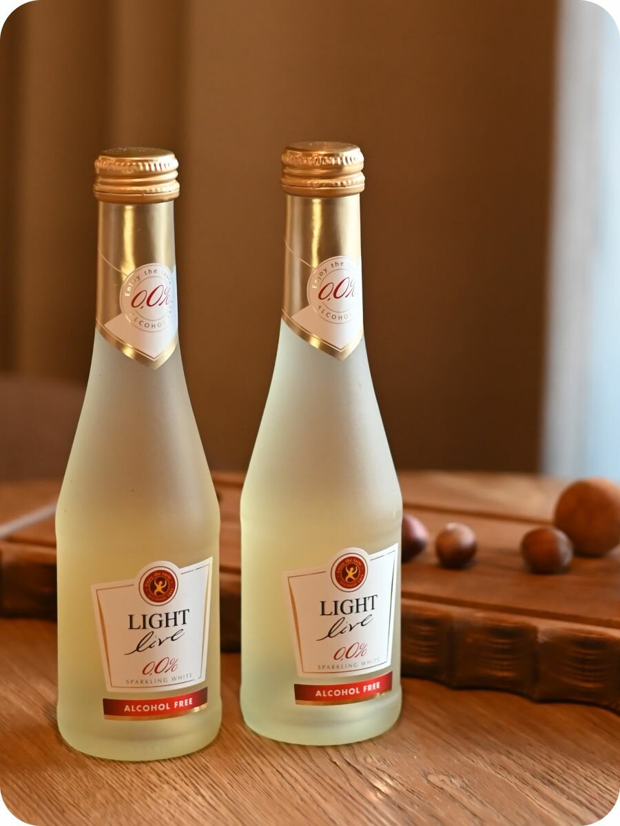Безалкогольное шампанское LIGHT LIVE Sparkling White (Лайт Лив Спарклинг Вайт) игристое вино белое полусладкое, 100% натуральное, Германия (0.2L, Alc.0,0%) — фото 1
