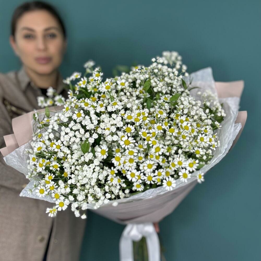 Воздушный и нежный букет из гипсофилы и ромашек (танацетум) в упаковке
