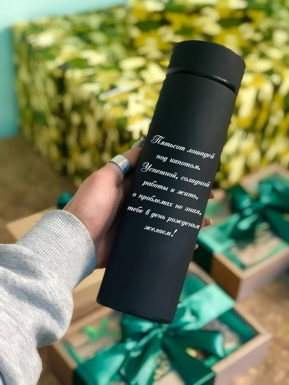 Умный термос, с датчиком температуры и LED-дисплеем, 500мл, черный с гравировкой " Люблю тебя до луны и обратно"