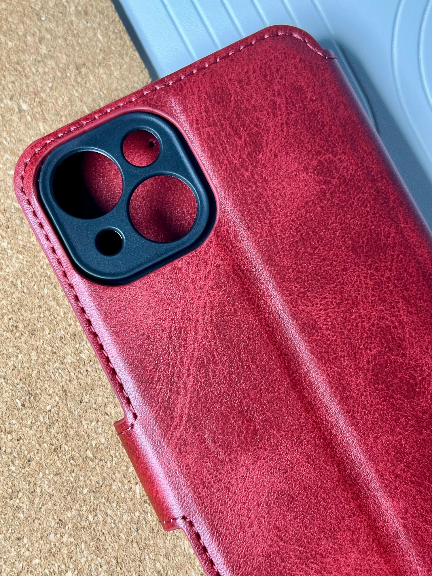 Чехол книжка для iPhone 13 кожаный с магнитной застежкой, Айфон 13 с хлястиком , с функцией подставки , красный — фото 1