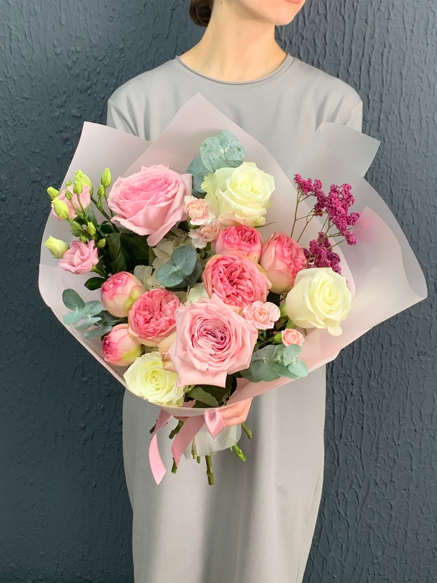 Букет живых цветов из гортензии розы кустовые розы гвоздика и эустома в дизайнерской упаковке.