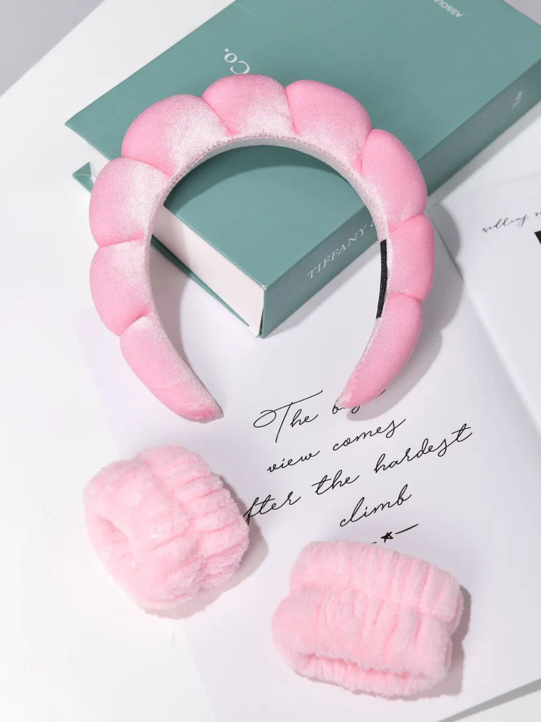 Средство для умывания, повязка на голову, средства для волос — фото 1