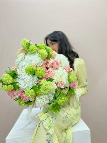 Изображение товара Букет живых цветов NURA FLOWERS, розы кустовые 10 шт, гортензии 5 шт, вибурнум 10 шт, сборный 25 цветок, высота 60 см