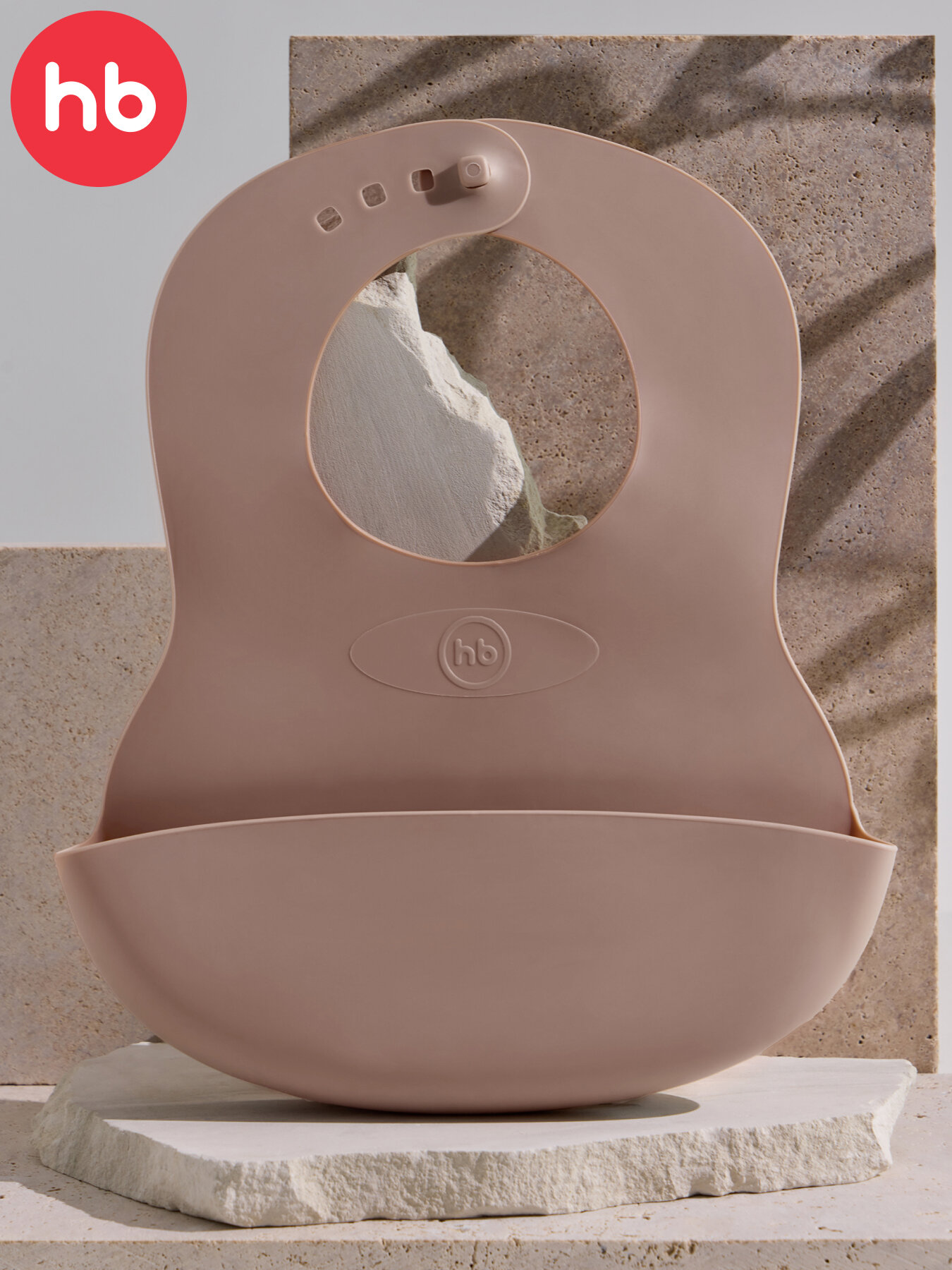 16000 Нагрудник для кормления Happy Baby слюнявчик пластиковый с кармашком коричневый