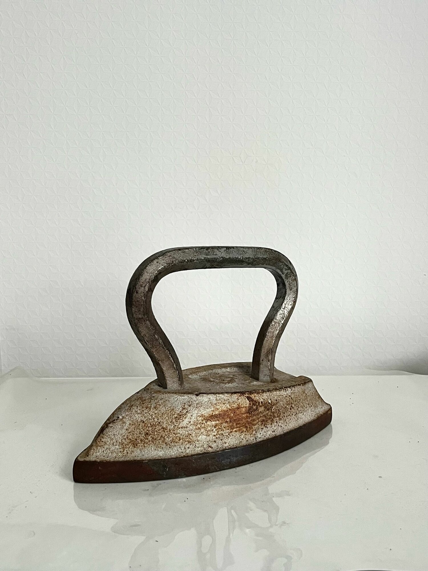 Утюг чугунный цельнолитой. Клеймо СТ (серп и молот) Завод: Станколит. Москва. Типоразмер: 3. Вес: 3 кг. 1950-1960 года