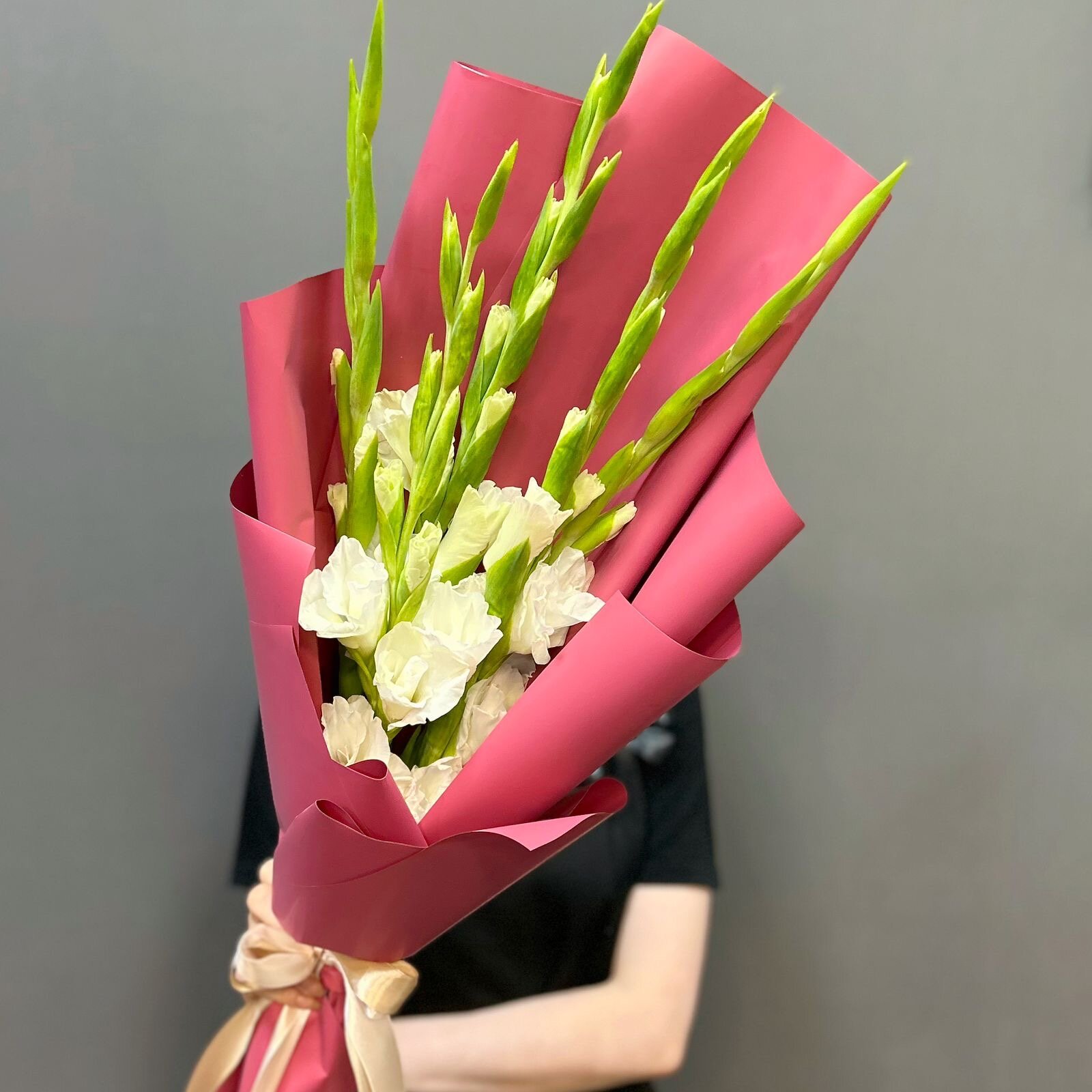 Монобукет из белых гладиолусов в матовой бордовой пленке (5 шт)