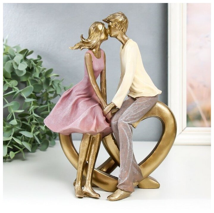 фото Сувенир полистоун "Влюблённая пара - поцелуй на сердце" 9х17х22,5 см 9196721