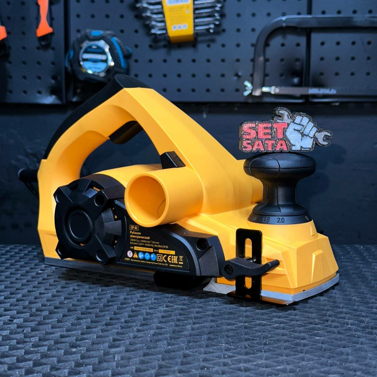 Рубанок Denzel EP-82 электрический 16 000 оборотов в минуту 82x2 мм