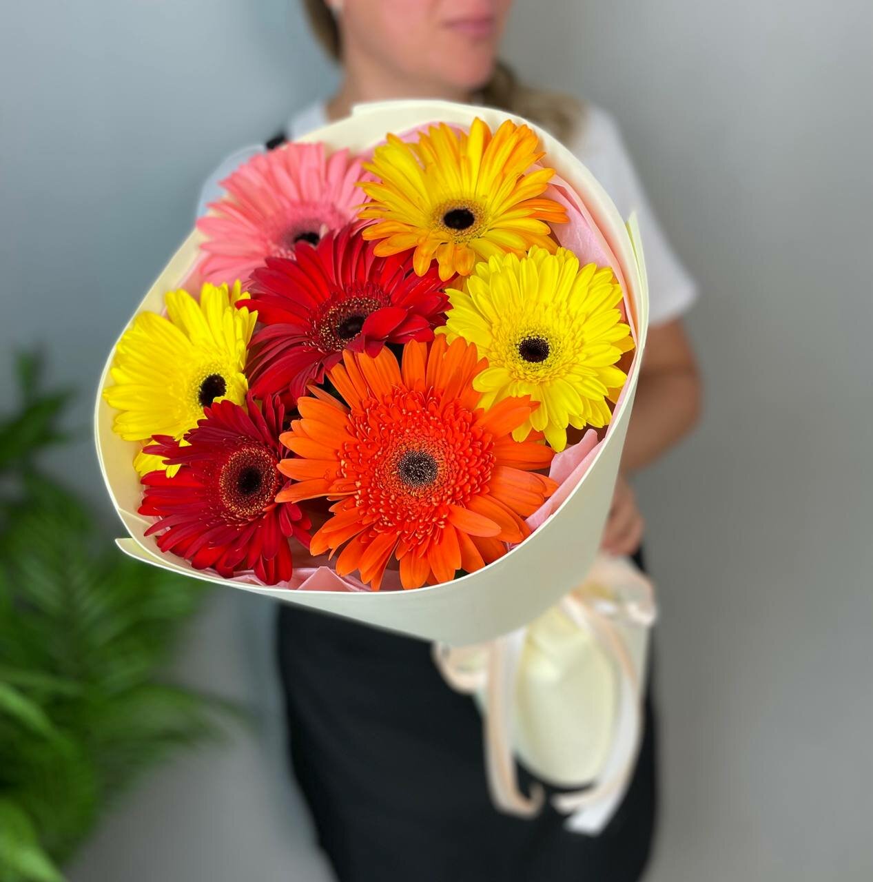 Букет герберы 7 шт разноцветный в дизайнерской упаковке фоамиран / яркий букет для любимой дочки