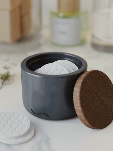 Изображение товара Подставка для ватных дисков Astrid XS (GL) с деревянной крышкой, бетон, графитовый глянцевый