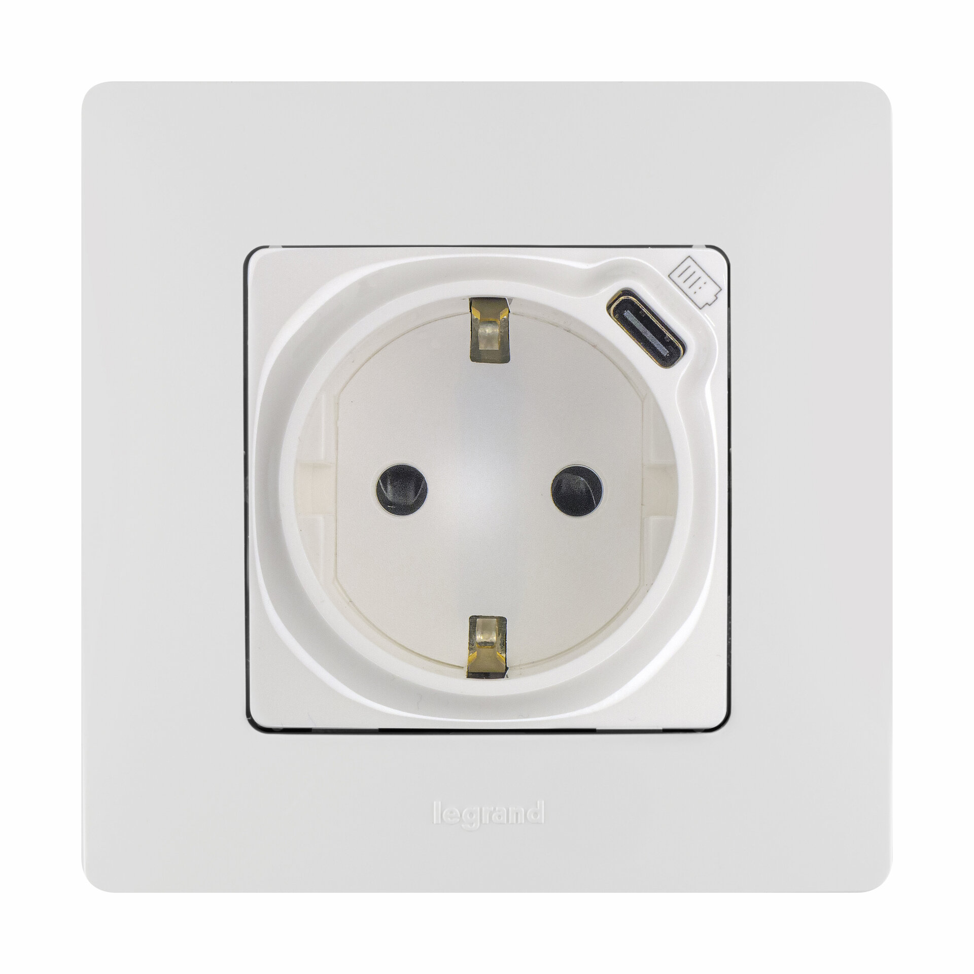 ETIKA Розетка 1-местная с заземлением с защитными шторками безвинтовые зажимы 16А с USB C 7,5Вт белый, IEK 672288 (1 шт.)