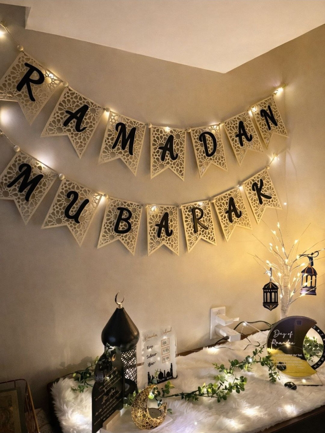 Гирлянда к месяцу Рамадан с надписью Рамадан Мубарак Гирлянда к месяцу Рамадан с надписью "Рамадан Мубарак"