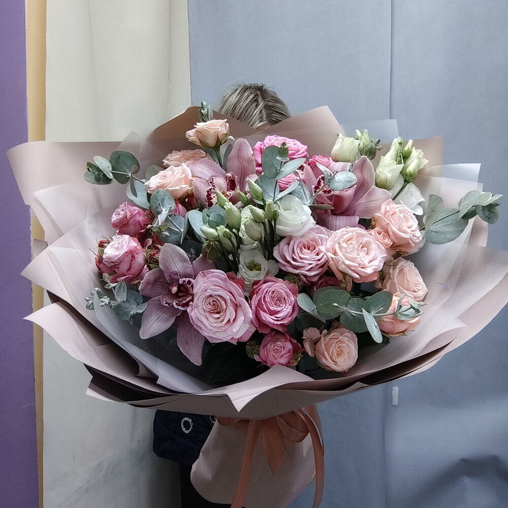 Букет из эвкалипта кустовой пионовидной розы эустомы орхидеи