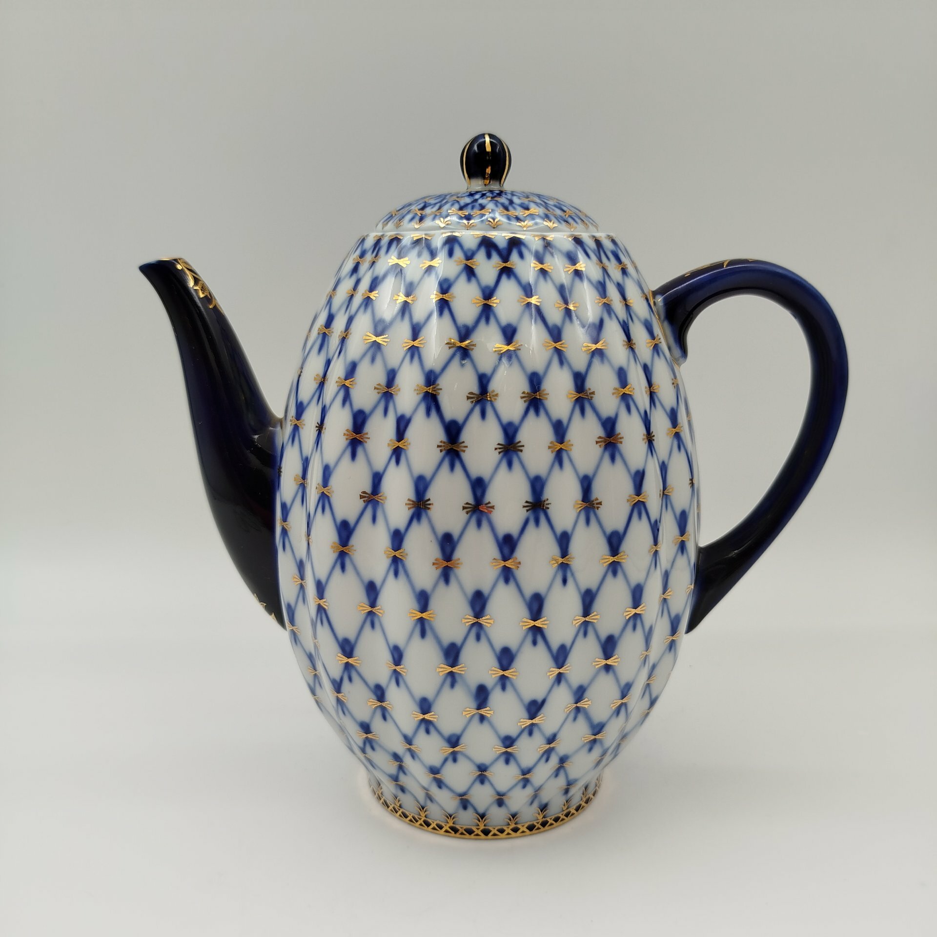 Кофейник "Кобальтовая сетка", автор рисунка А. А. Яцкевич, фарфор, деколь