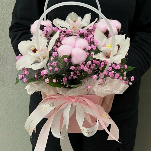 Изображение товара Орхидеи в розовой сумке с гипсофилой и рускусом - РИМСКАЯ РОЗА