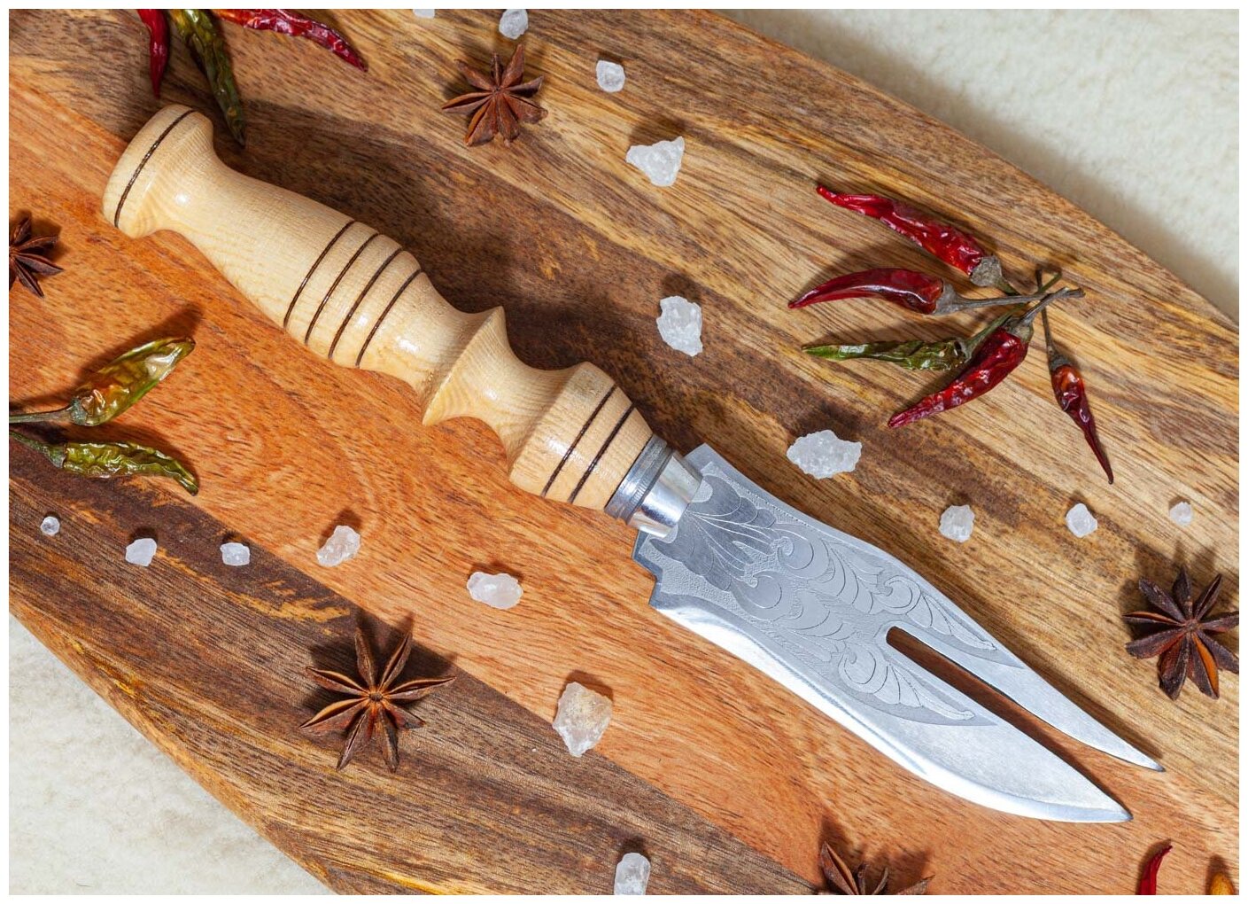 Вилка - нож для снятия мяса с резной рукоятью и гравировкой на лезвии