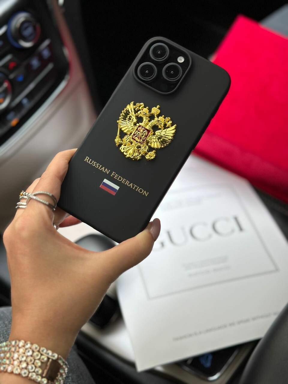 Черный чехол на iPhone 16 Pro Max с гербом России золото