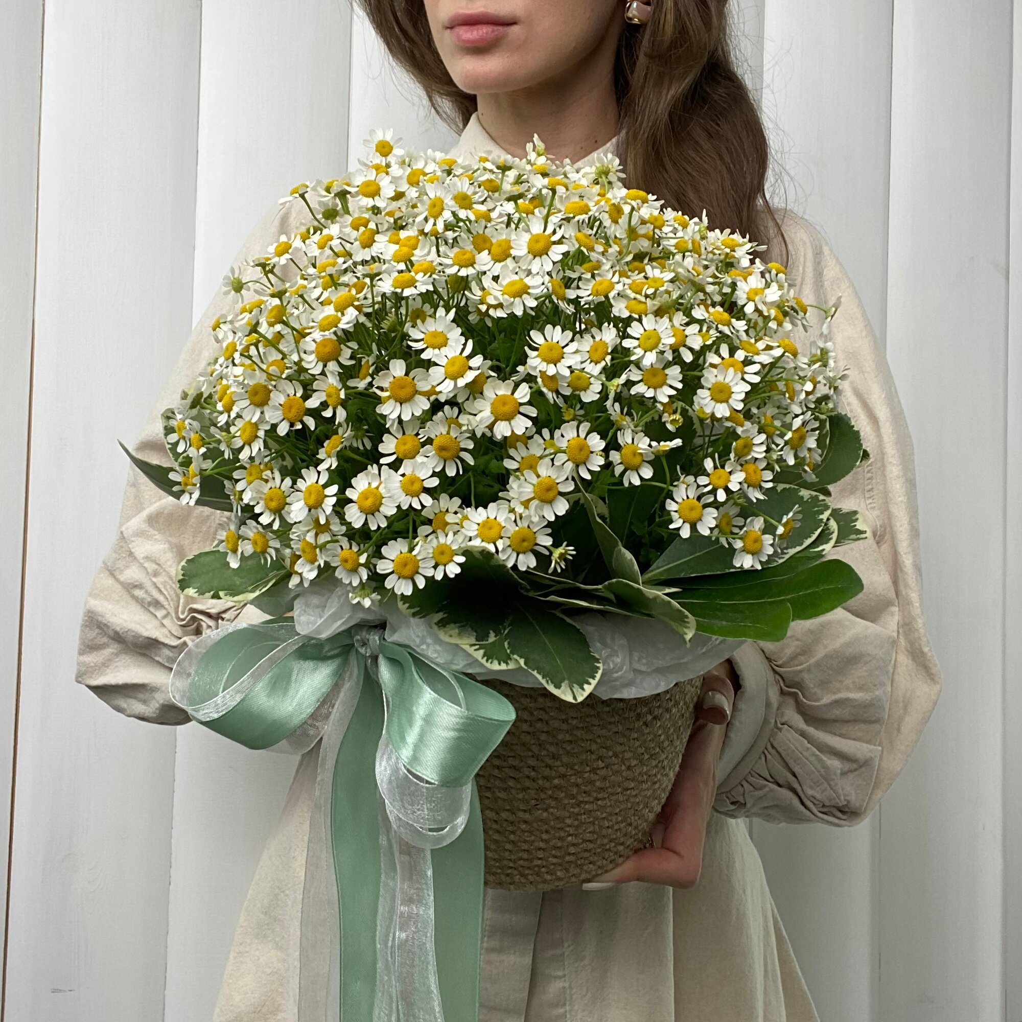 Композиция из кустовых ромашек в корзине из джута Ver Flowers
