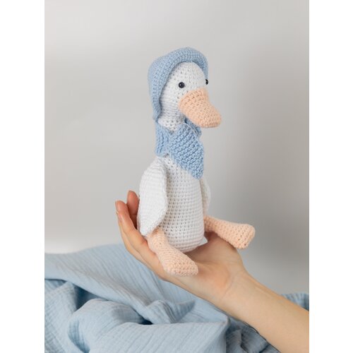 Гусыня вязаная в шарфе