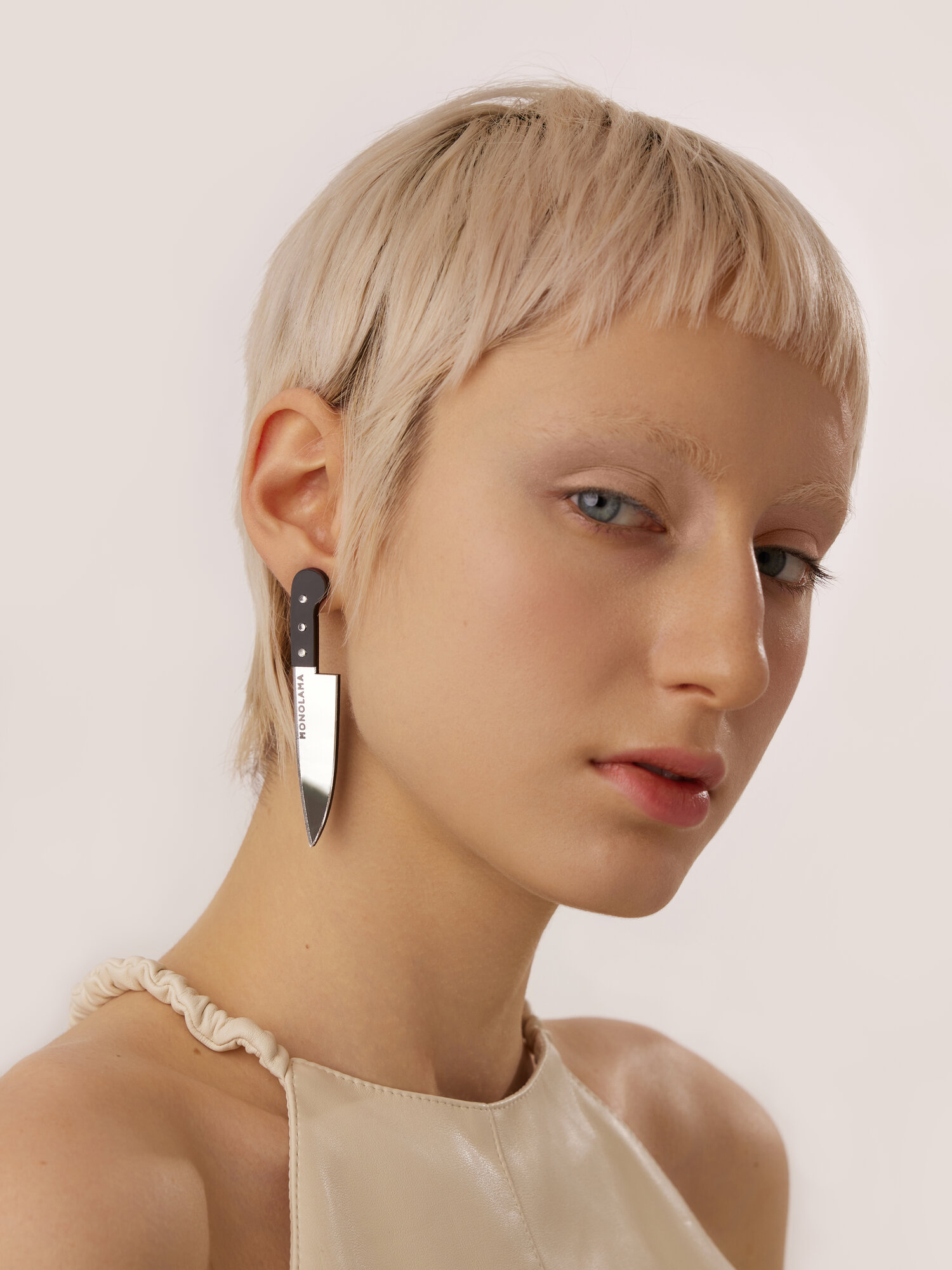 Серьги пусеты MONOLAMA, акрил, серебристый — фото 1