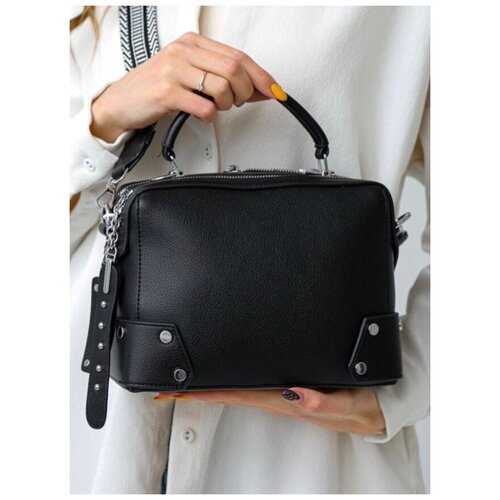 фото Сумка женская чёрная через плечо, из экокожи, вместительная tashka