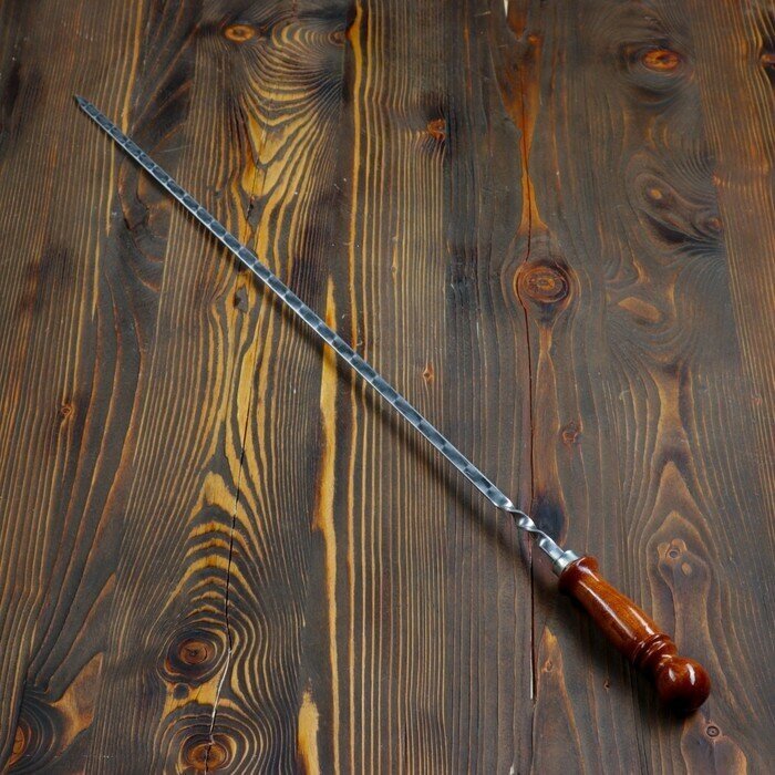 Шампур с деревянной ручкой, рабочая длина - 60 см, ширина - 10 мм, толщина - 3 мм с узором