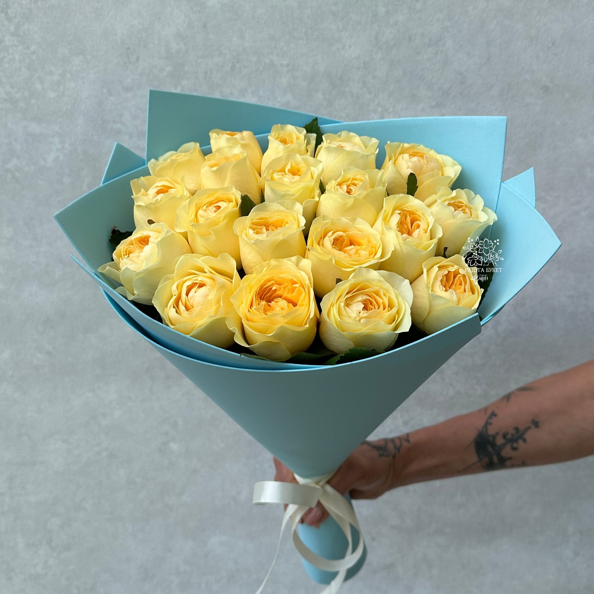 Букет живых цветов из 19 пионовидных роз 50см "Батер Кап" / Радуга Букет