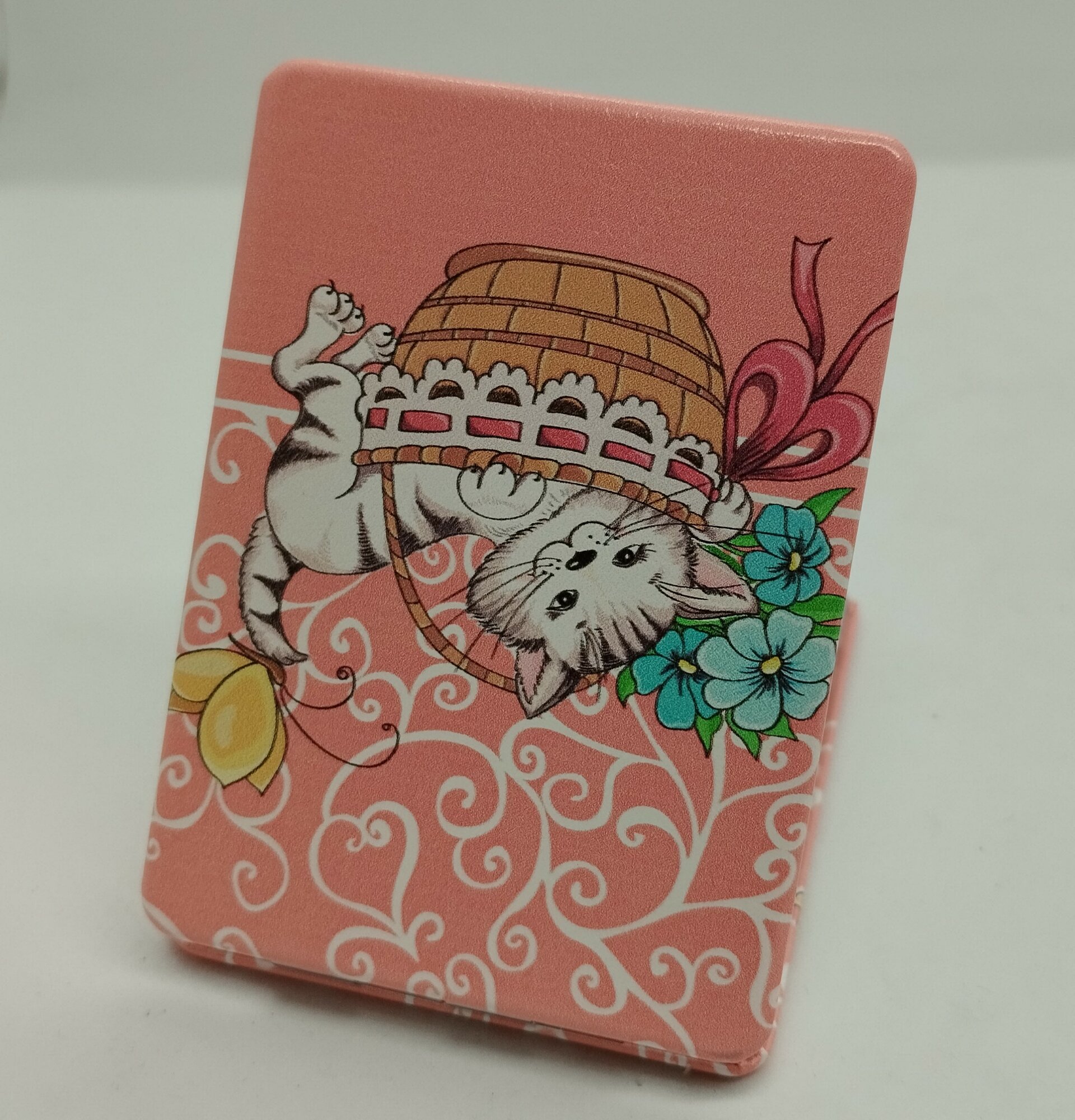 Зеркало кожаное, прямоугольное "Кошка в корзине" — фото 1