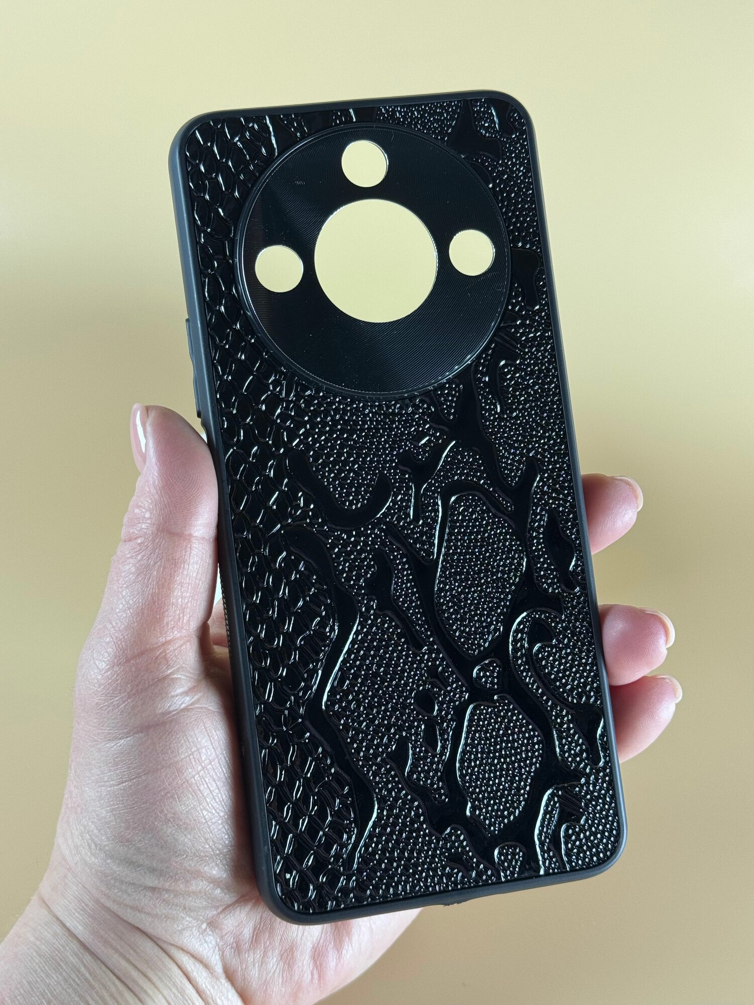 Чехол кожаный на Honor X9C Smart (Чехол на Хонор Х9С Смарт) с защитой камеры, змея, черный — фото 1