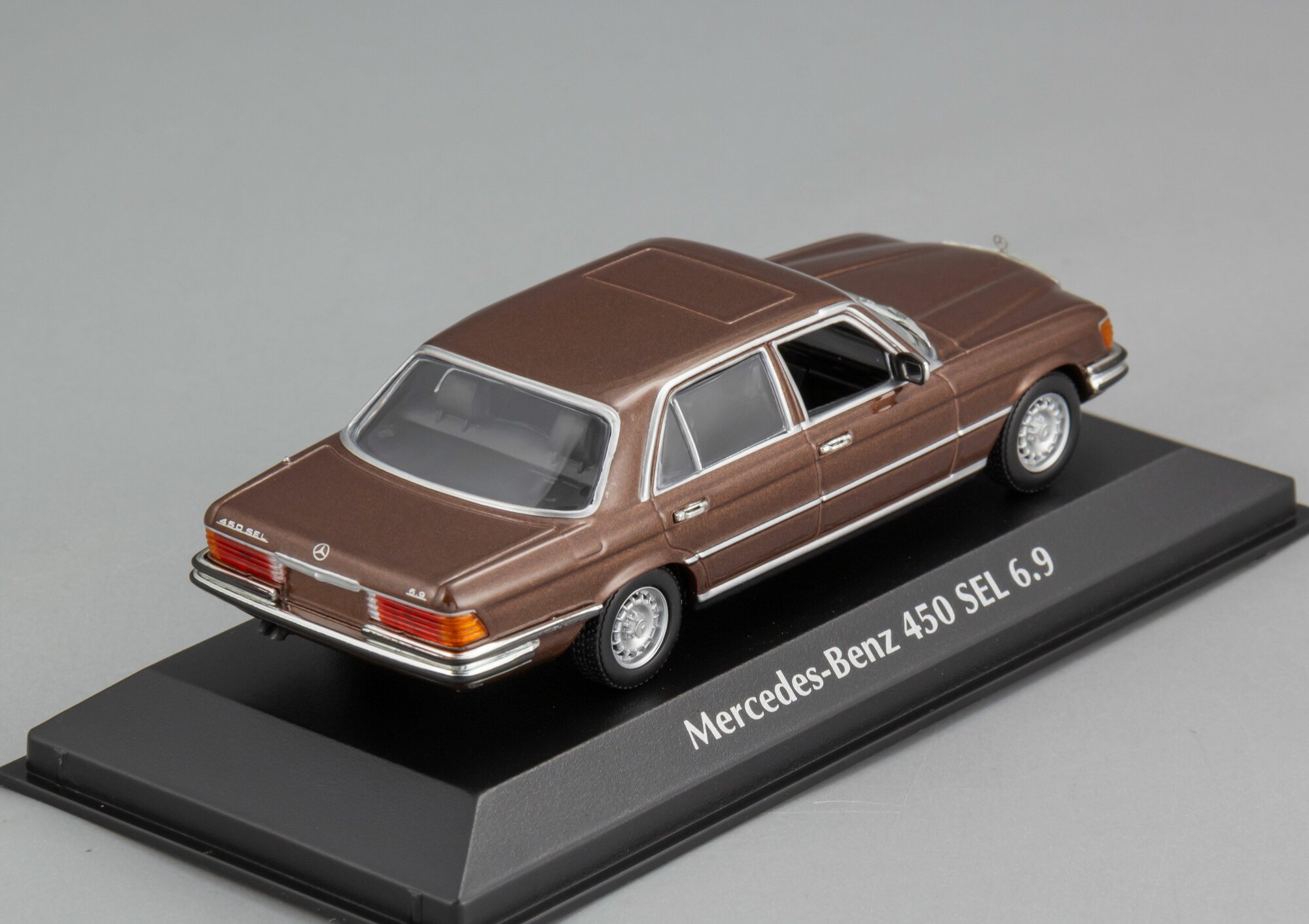 Коллекционная масштабная модель 1:43 Mercedes-Benz 450 SEL 6.9 - 1972 от Maxichamps — фото 1