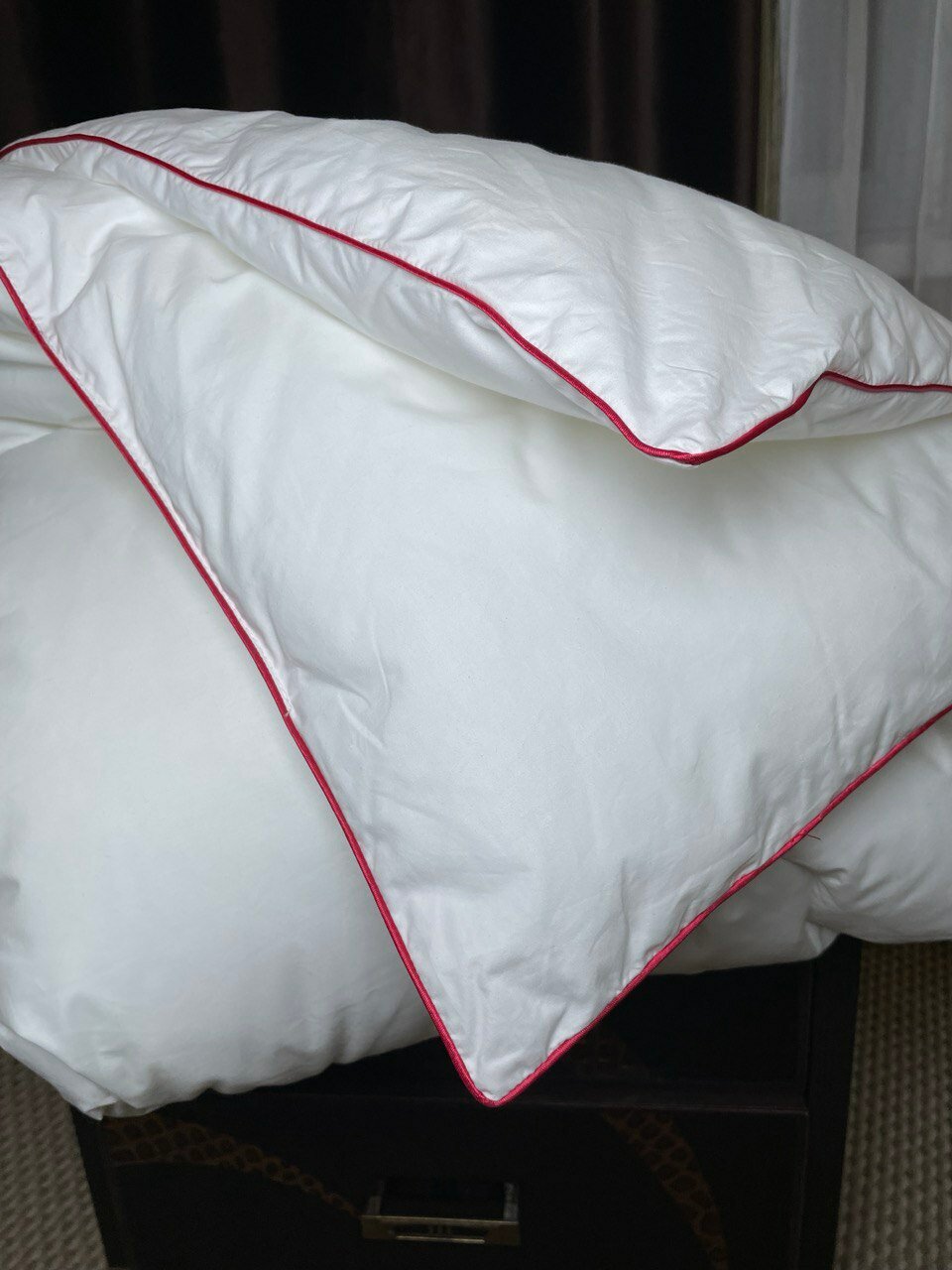 Одеяло Лебяжий пух, 2-х спальное, чехол белоснежный хлопок 100%, легкое, невесомое, объемное, с красным кантом по краю