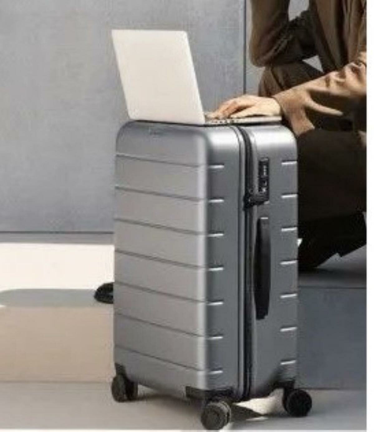 Чемодан Xiaomi в аэропорту: зарядка телефона через USB на ручке