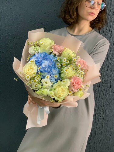 Изображение товара Букет живых цветов из гортензии, роз, эустомы, ромашек и гвоздик в дизайнерской упаковке.