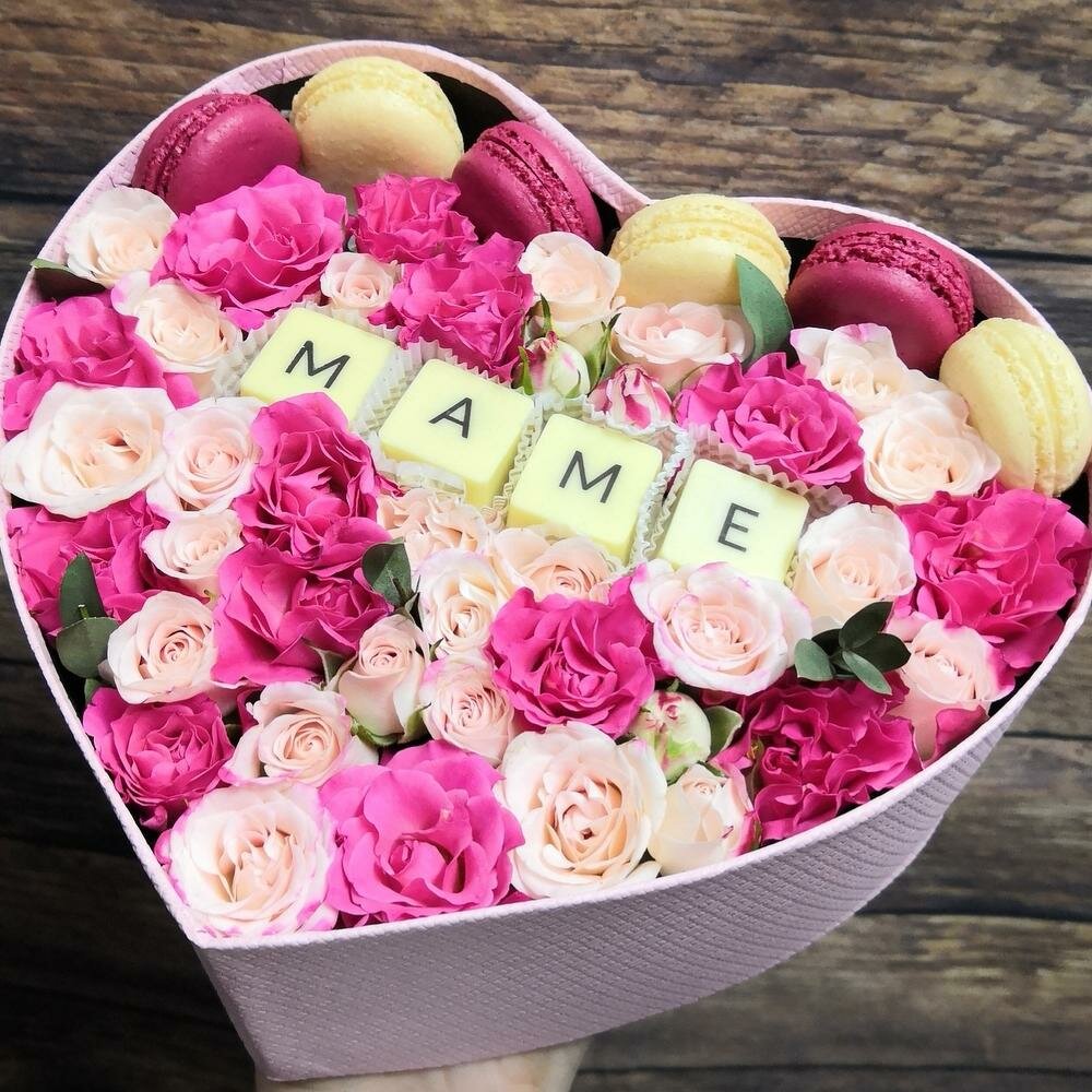 Цветы в коробке. Кустовая роза макарони и бельгийский шоколад. В подарок маме
