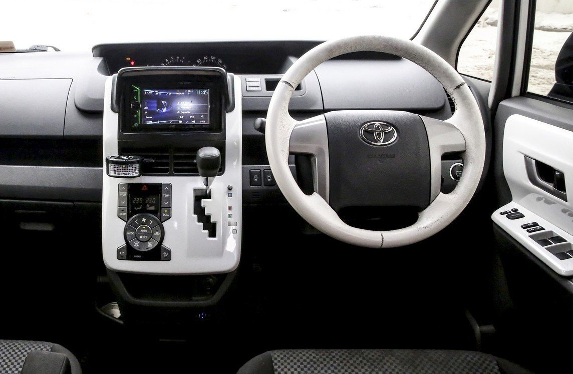 Штатная магнитола Toyota Noah 2 (R70), Voxy 2 (R70) 2007-2013 Canbox RS10-246 1.5/32 на Android 10 (IPS, DSP, CarPlay) — фото 1