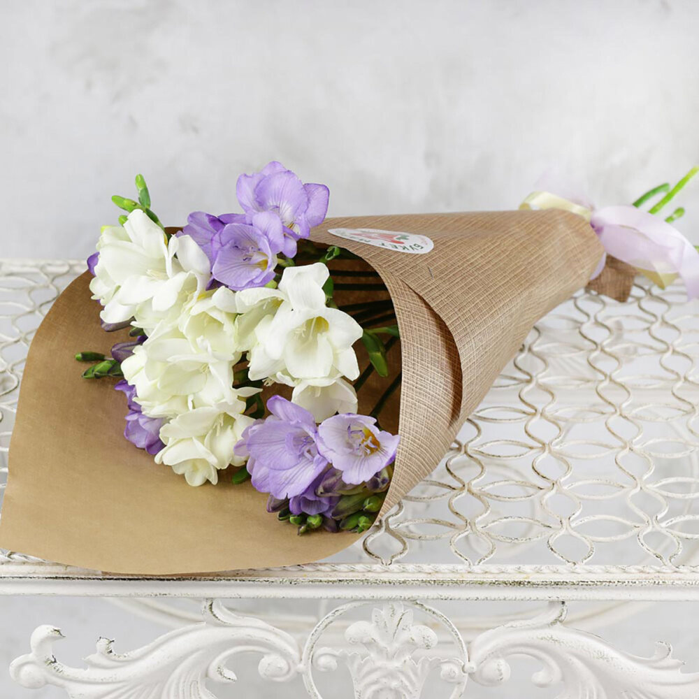 Монобукет "Фрезии" высота 40 см 11 шт в крафт-бумаге сборка на стеблях