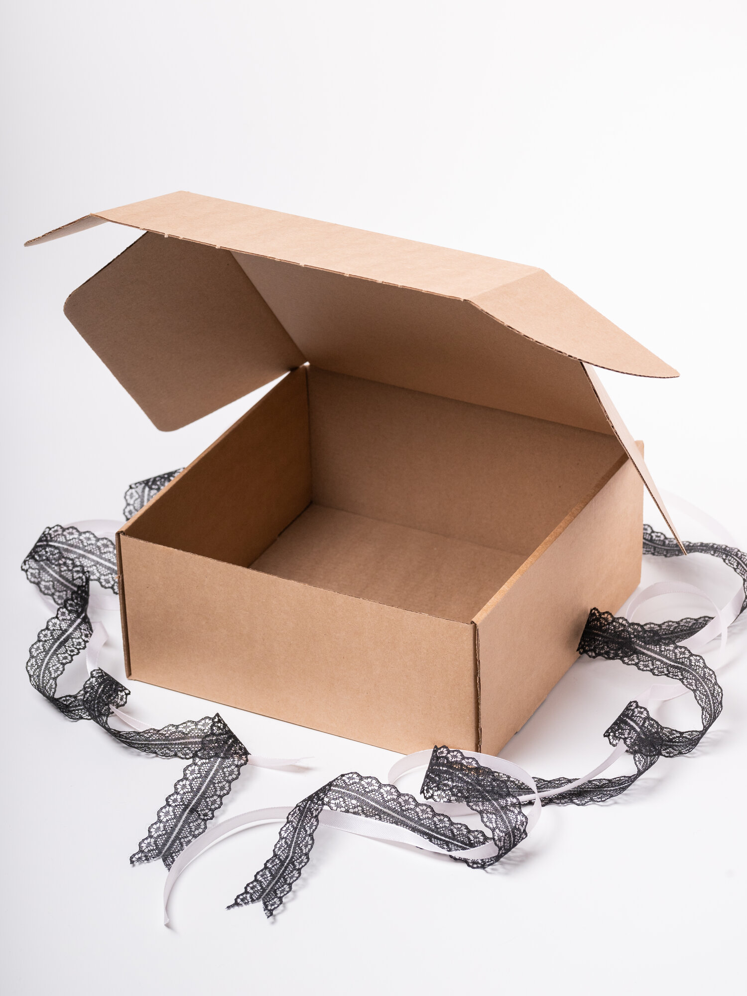 Коробка подарочная "Кружево", 22x22x10 см, квадратная, чёрная/светло-розовая — фото 1