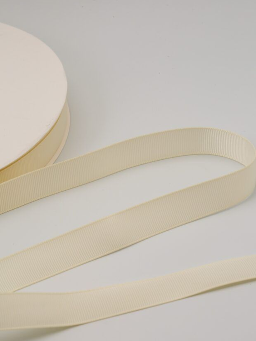 Репсовая лента для шитья и рукоделия, плотная, матовая ширина 2,5 см, длина 5 метров — фото 1