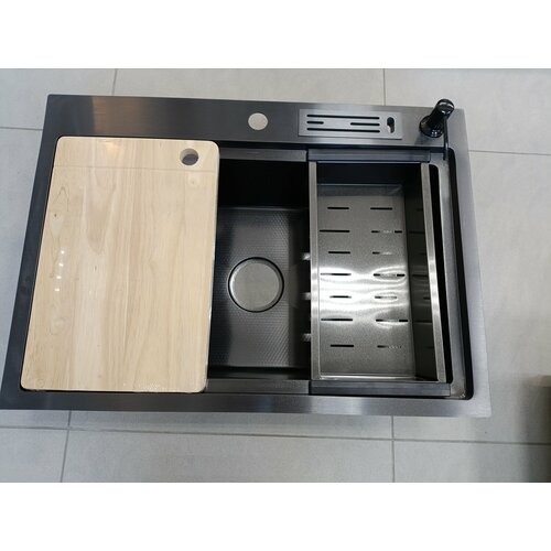 Мойка для кухни VERMON 70*50*20м врезная из нержавеющей стали с Нано покрытием, черный, в комплекте сифон, дозатор, каландр