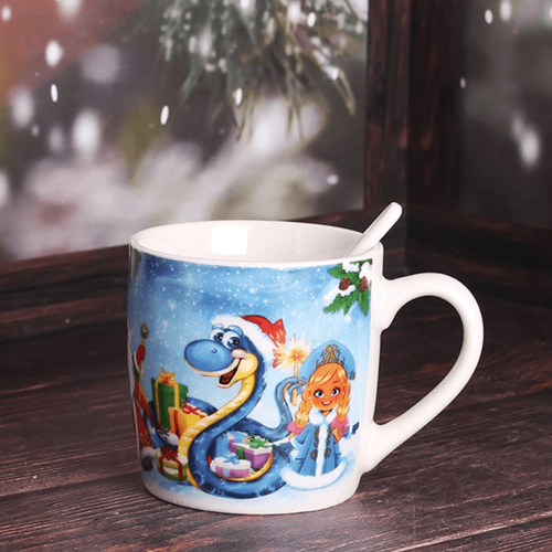 Кружка с ложкой Символ года 2025 250 мл Змея с подарками 498₽